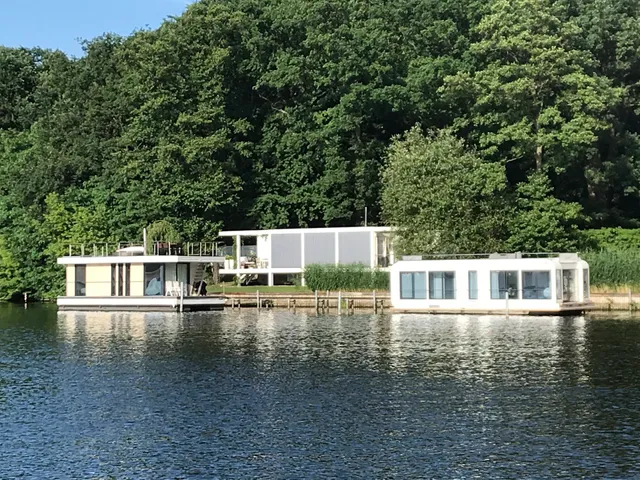 Marina 141 houseboats UG