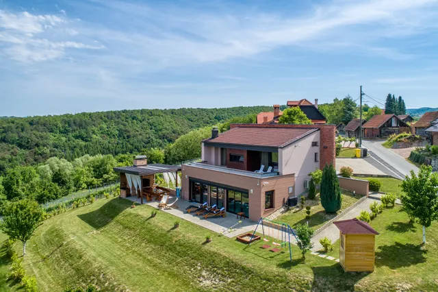 DIVINUS HOLIDAY HOUSE