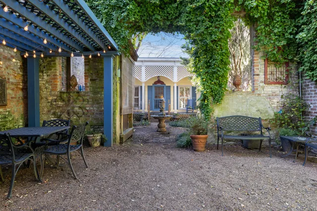 Como Courtyard & Guesthouse