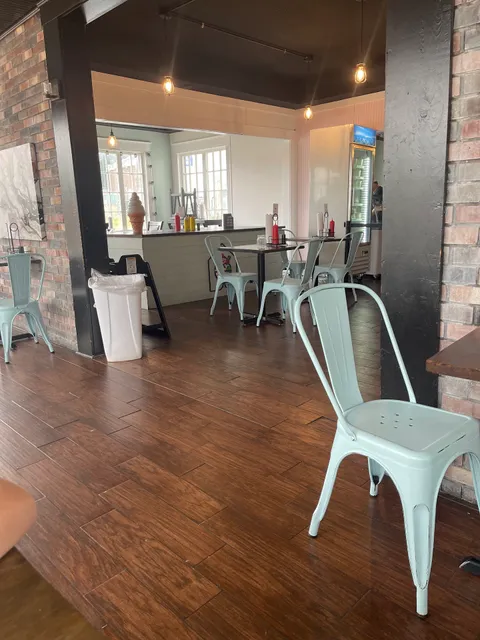 Twin Lakes Creamery, Grill & Inn