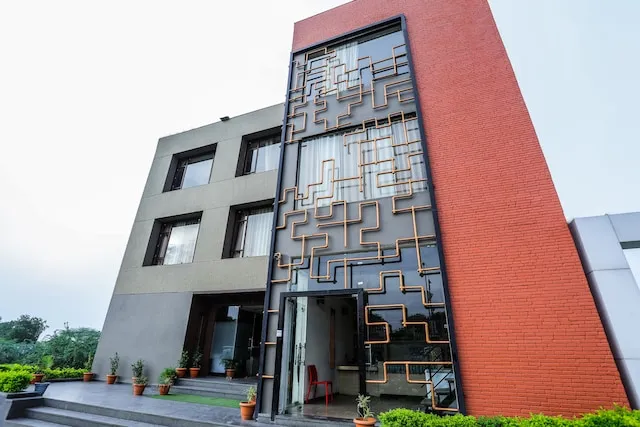 OYO 16543 Hotel Madhuban