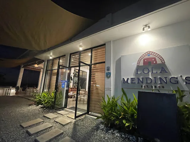 Lola Mending’s Cafe