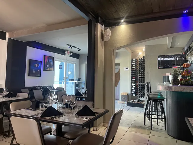 Costa Azul Wine & Lounge