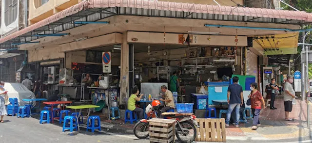 Daeng Racha Hoi Tod (Oyster omelette)