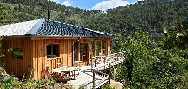 La Colline Vagabonde en Cévennes / Gite, tentes et cabane tourisme durable en bord de rivière