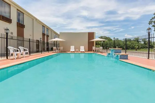 Days Inn by Wyndham Rayne