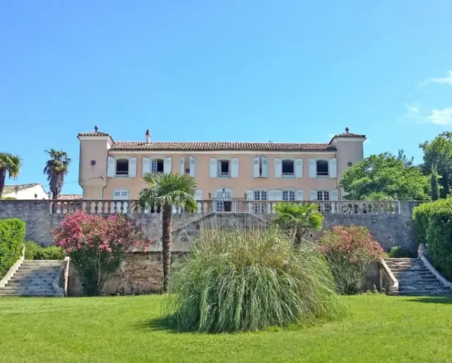 Château de Saint-Jean des Plats : location château et gîte avec piscine à Castelnaudary dans l'Aude en Occitanie