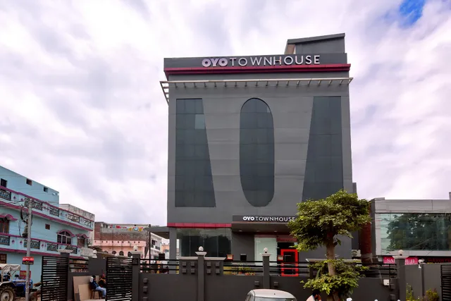 Townhouse Function Inn Near Chaudhary Charan Singh International Airport