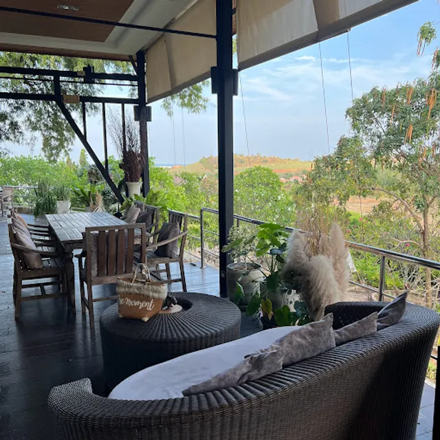 The Moment Cafe' and Craft