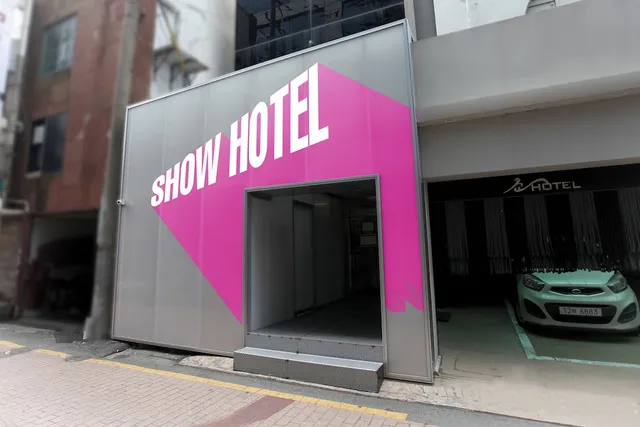 Show hotel