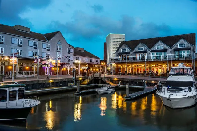 Harbor House Hotel & Marina at Pier 21