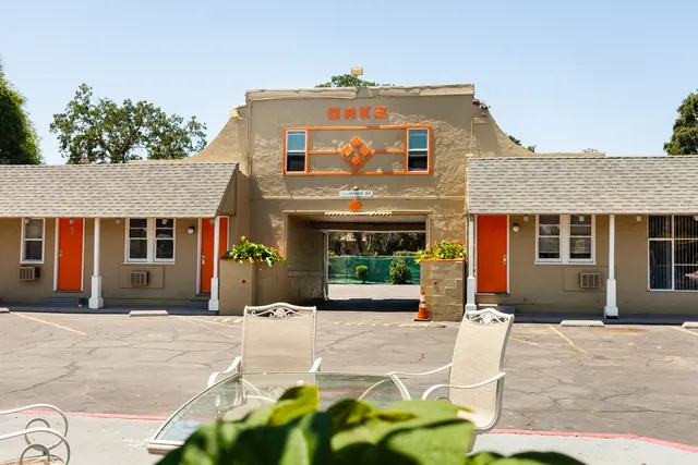 The Oaks Motel