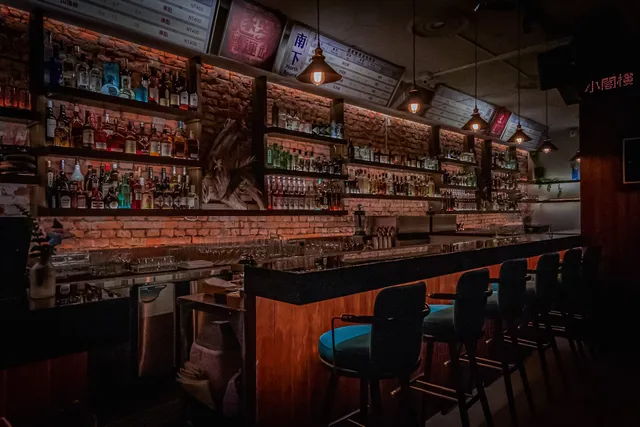 逐愛轉運站｜放感情餐酒館｜懷舊車站｜特色調酒｜樓中樓｜創意料理｜深夜美食｜人氣美食｜寵物友善｜熱門打卡餐廳