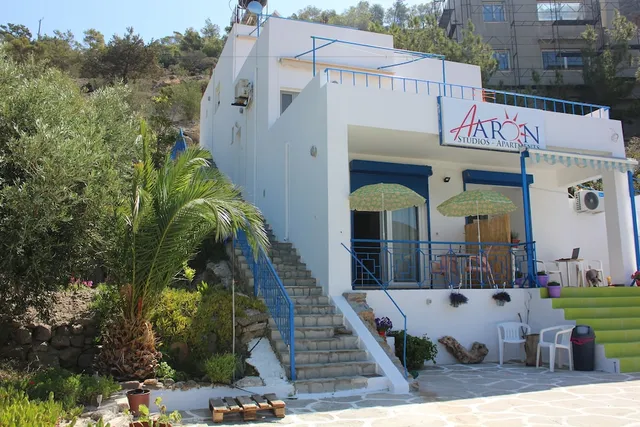 Aaron Studios Apartments