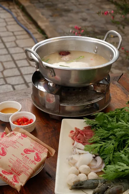 Tiệm Gà Dưới Tán Hồng