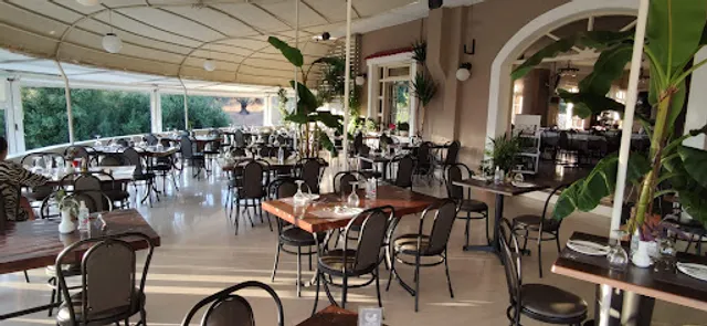 Oskars Restaurant Pool Bar