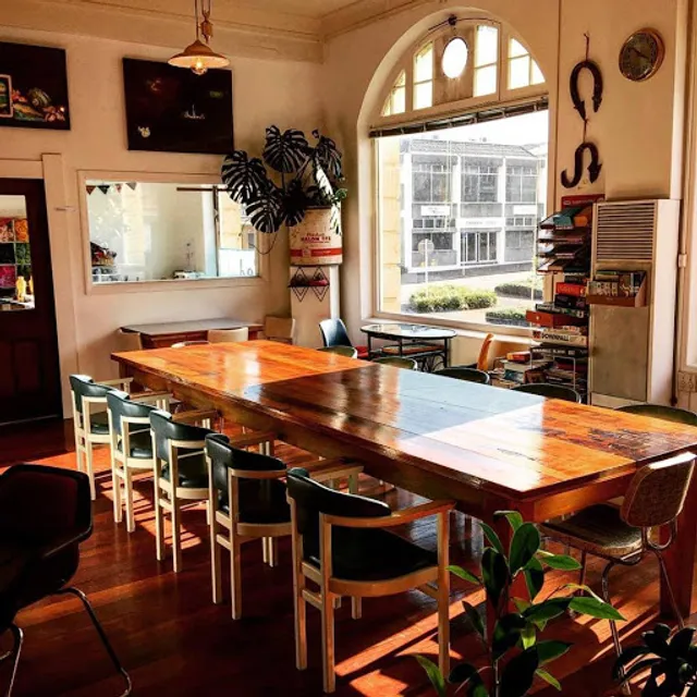 Article Café & Vintage/Retro/Arts Store