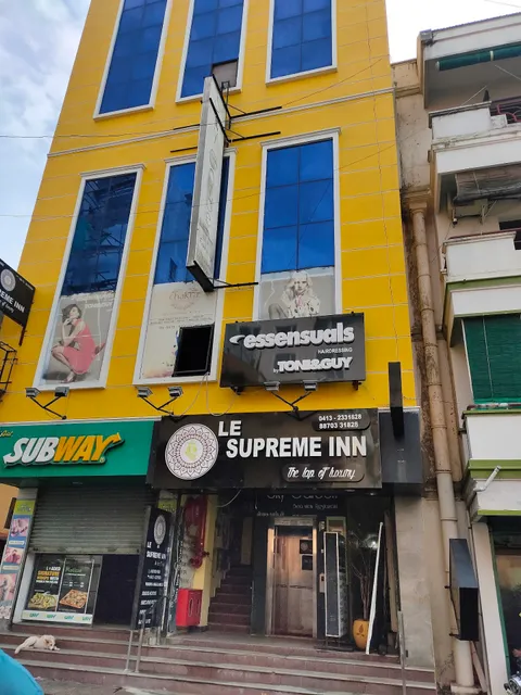 Le Supreme Inn (the lap of luxury)