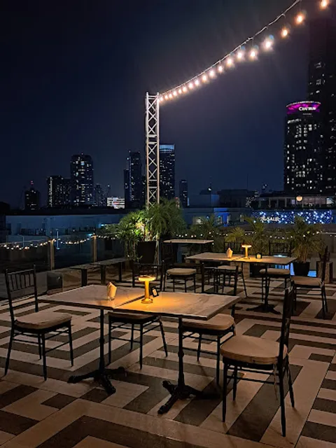 Top Knot Rooftop Bar & Restaurant