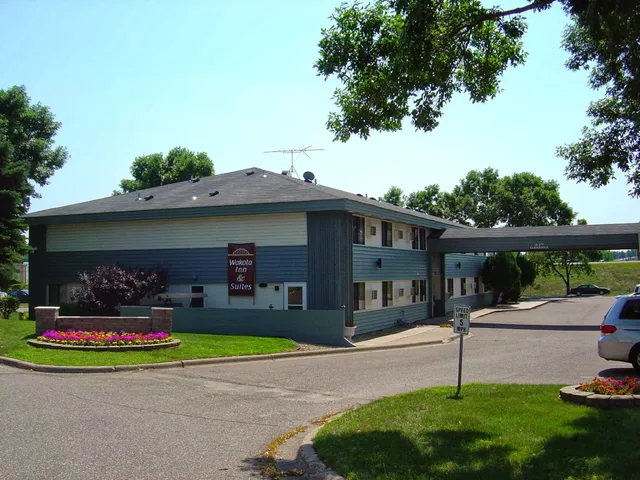 Wakota Inn & Suites