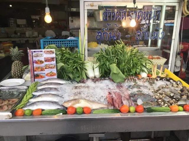 Che Phen Restaurant Talad Kaset Night Market (เจ้เพ็ญ ซีฟู้ด ตลาดเกษตร)