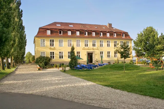 Familien- und Freizeithotel Gutshaus Petkus GmbH