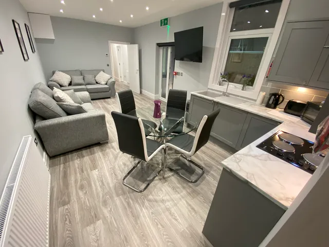 Edward Place Luxury Hot Tub Apartments