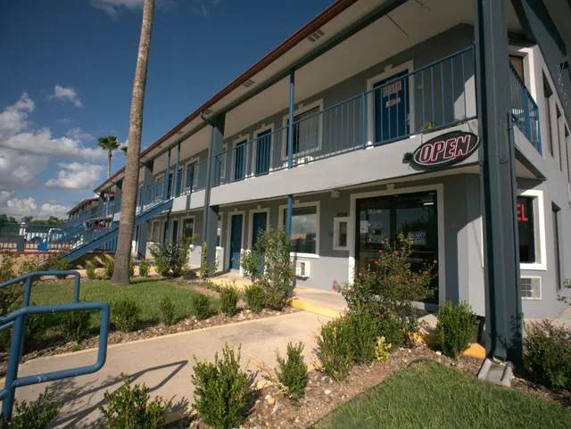 Deluxe Inn - Airport