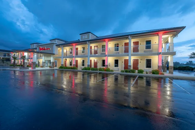 Red Roof Inn & Suites Calhoun