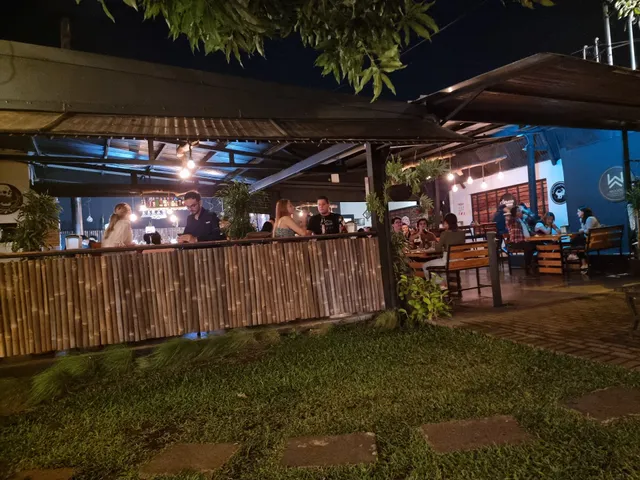 Pizzería y Jardín Cervecero Woods • Curridabat