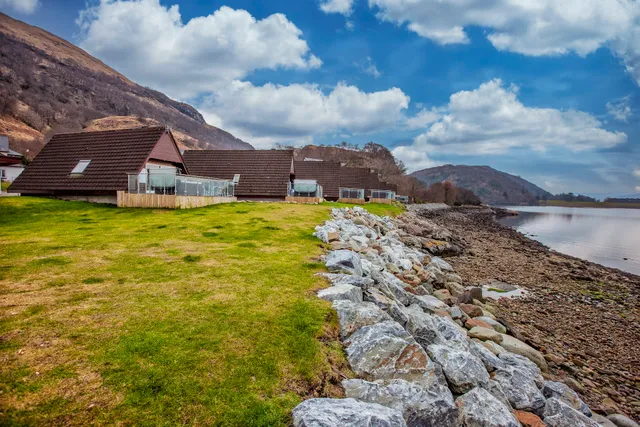 Hollytree Hotel & Swimming Pool