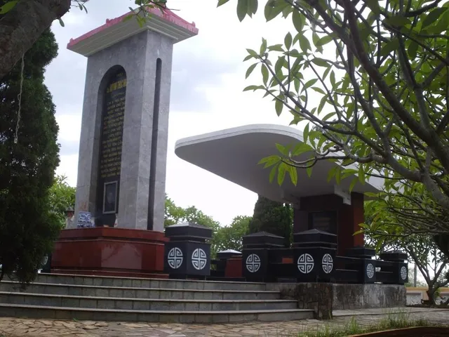 The Grave of Huỳnh Thúc Kháng