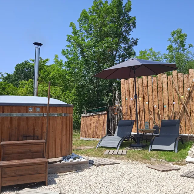 Au Millepertuis Wigwam : Hébergement insolite avec bain nordique, sauna privés