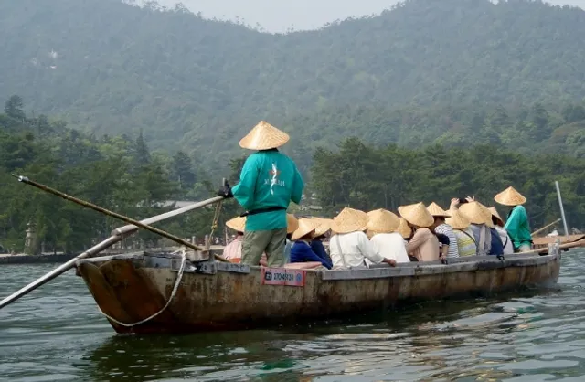 Rokai Bune (Roaring Boat)