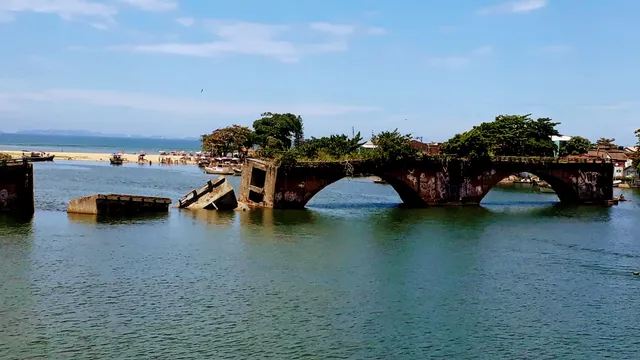 Histórica Ponte Quebrada Sobre O Rio São João