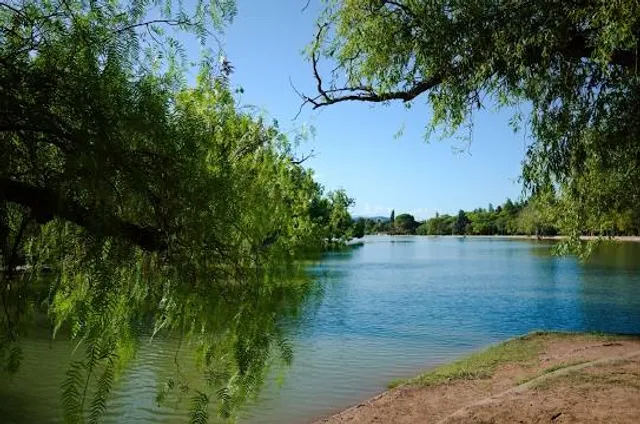 Lago del Parque General San Martin