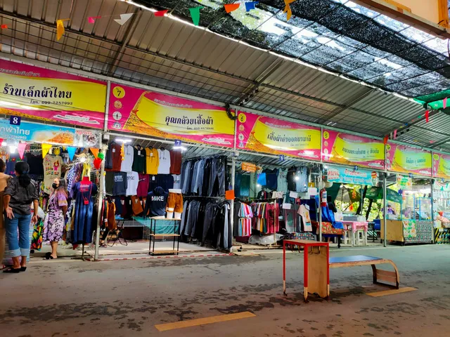 Phanthai Norasing Canal Market