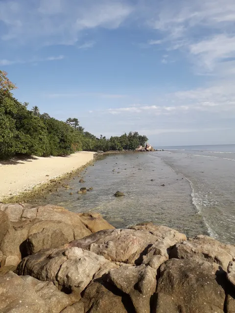 Wisata Pantai Pinagut