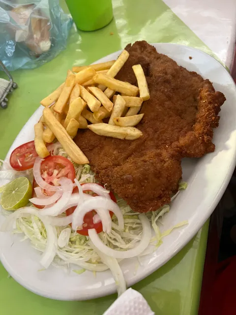 Fonda "Aqui es Reyna"