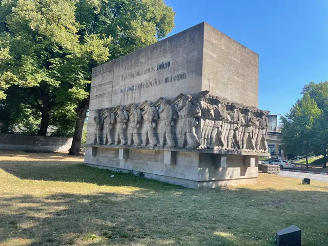 War memorial at Dammtordamm
