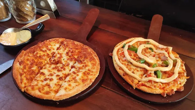 Tossin Pizza Hill Road Bandra | Best Pizza in Mumbai