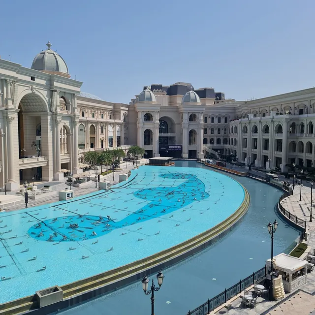 Place Vendome Mall fountain