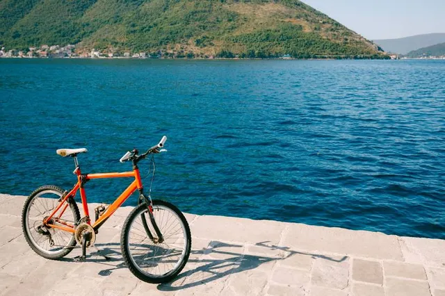 Peskovita plaža Perast