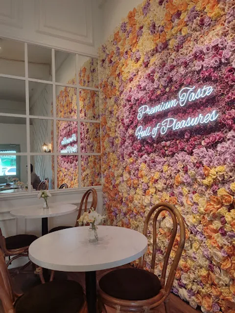 Clovery Cakes & Desserts