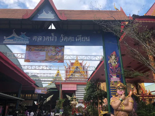 Wat Takien Floating Market