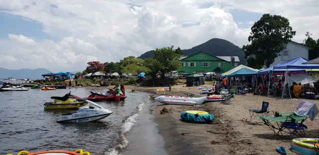 Lake Side Swan Lodge