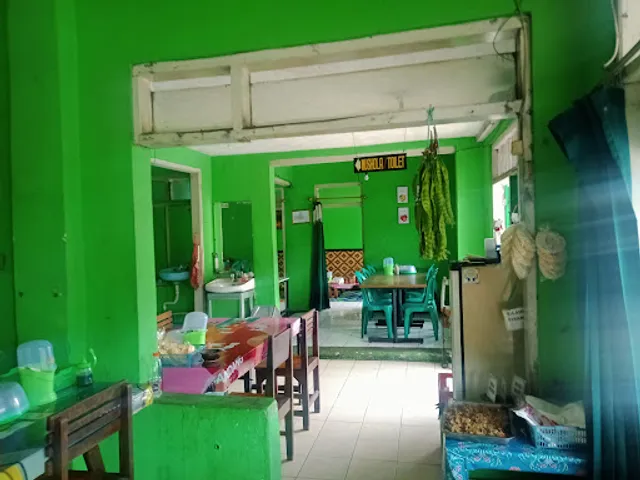 RM Fajar (Ayam Goreng, Bakar, Pepes Bebeong dan Sop Buntut)