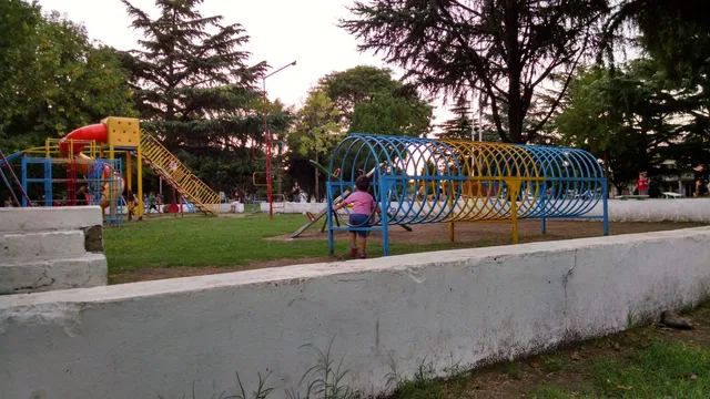 Plaza Sargento Cabral de Caseros sur