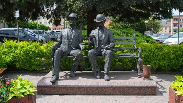 Ławeczka Jana i Stanisława Cetnarskich w Łańcucie