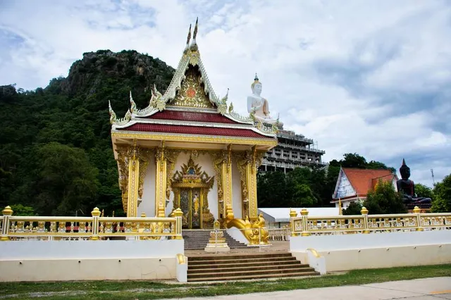 Wat Tham Khao Laem